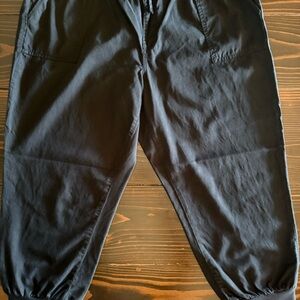 Women’s soft black Maurice capris
